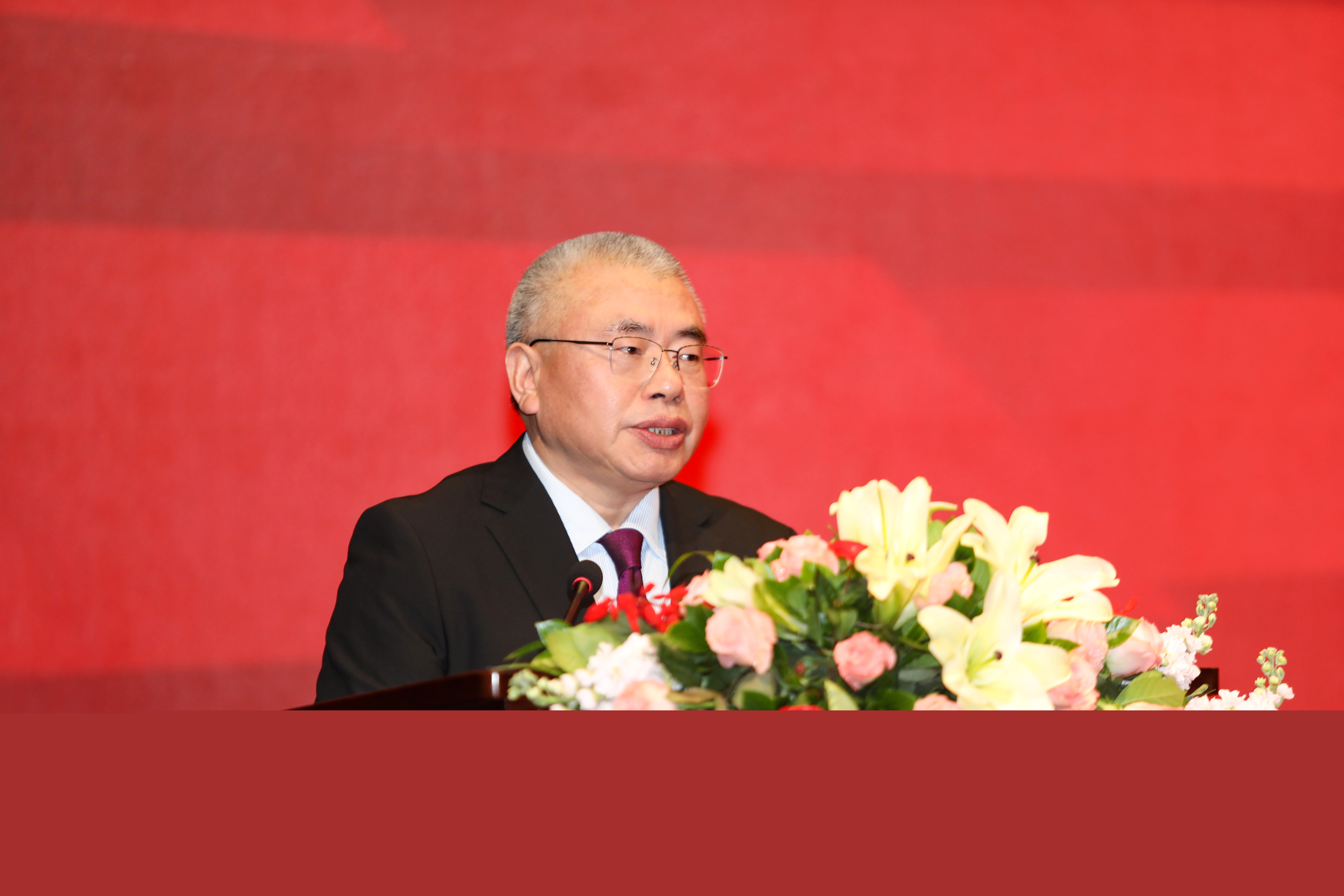 1.集團(tuán)公司黨委書記、董事長(zhǎng)、總經(jīng)理?xiàng)畎矅?guó)作大會(huì)致辭.JPG
